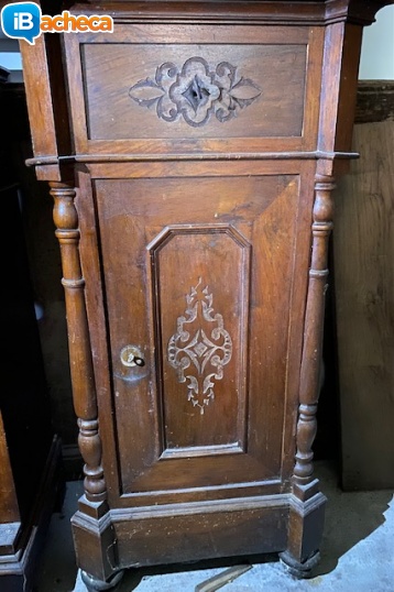 Immagine 1 - Vecchio comodino in legno